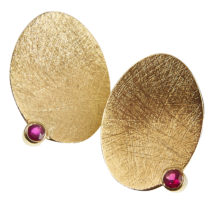 Gold earstuds with ruby