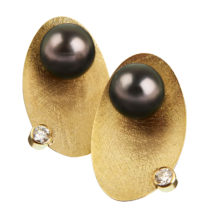 Gold earrings with pearl and diamond