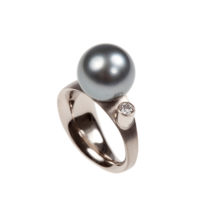 Gold ring with pearl and diamond