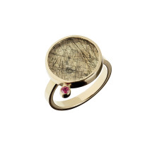 Gold ring with tourmalinated quartz and ruby
